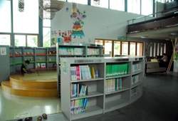 走進圖書館裡的孩子,坐在地板上翻著書,安安靜靜地閱讀。