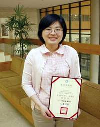 鍾良怡老師帶領學生到社區國小與圖書館提供英語教學服務，獲頒閱讀推手獎。