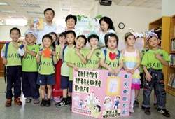 豐原市立圖書館今年4月推出「兒童情緒療癒繪本關懷圖書」專區，由國立台灣大學圖書資訊學系教授陳書梅，挑選出適合兒童抒發各種情緒的繪本。