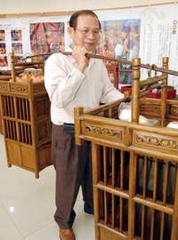 前年舉辦的豐原糕餅美食節中，「集元裕傳統文化藝術園區」負責人陳鴻洲，挑起從清朝末年沿用至1960年代的糕餅擔，扁擔還兼具打跑饞嘴野狗的功能。