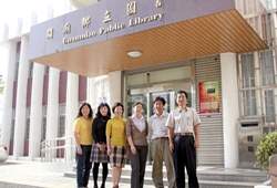 關廟鄉立圖書館的全體工作夥伴用熱忱與認真的態度來服務讀者。