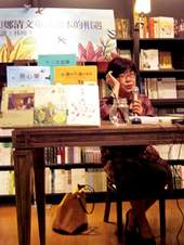 作家林婉玉在台中勤美誠品書店談《燕心果》改編的繪本。