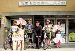 「行動圖書館」主動將書載至各偏遠學區及弱勢團體。