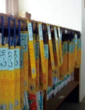 有些歲月痕跡的書卡,方便書籍歸位。