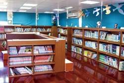 寬敞舒適的兒童閱覽區，還利用活動書櫃增加藏書空間。