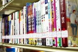 書籍皆沿著書架邊緣擺放，方便讀者找書同時兼顧美觀。
