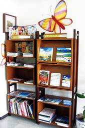 圖書館設有外籍配偶專櫃，提供印尼、越南等地雜誌。