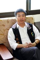 湖西鄉鄉長陳振中全力支持圖書館的發展。