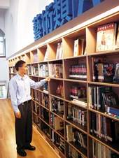 館長吳國光在藝術走廊，展示創作者努力的心血。