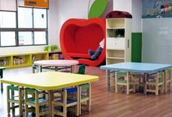 兒童閱覽區色彩鮮豔，宛如童話世界。