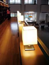 溫暖的燈光指引閱讀的方向。