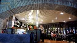 書店及餐廰也是圖書館的重要設施。