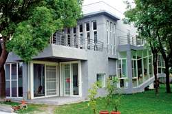 樹木的綠蔭與吳晟的文人書房。