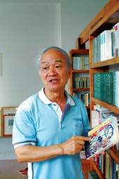 吳晟細數著藏書裡的故事。