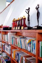 書架上有全家入選的文學獎杯。