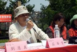 作家莊華堂經常參與社區文史活動。(羊子喬提供)