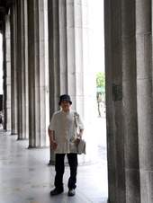 莊華堂像個遊俠，四處穿梭。