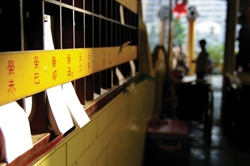 玉皇宮香火鼎盛。