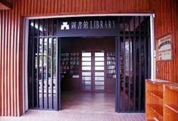 改造後的恆春鎮立圖書館，大門變得有質感。