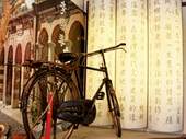 李榮春生前以維修腳踏車維生，過著如文學殉道者般的儉樸生活。