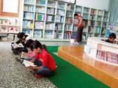 空間改善後的圖書室吸引許多學生利用時間來閱讀。