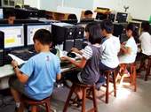 學生透過電腦閱讀世界。