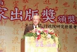 行政院長吳敦義鼓勵大家多讀好書。(耿詩婷攝)