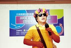 詩人莫那能時而鏗鏘時而溫柔地朗誦詩歌。