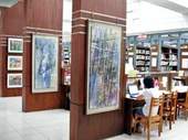 藝術走廊展出在地藝術家與學生的作品。