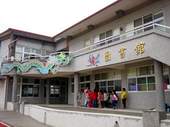 圖書館北面，以代表地方廟會活動的龍陣為象徵符號。