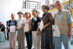 台北市文化局局長謝小韞(右三)致贈感謝狀給原住戶。