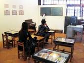 展場一隅重現小學教室的布置。