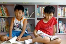 親子閱讀區隨坐享受知識寶庫。