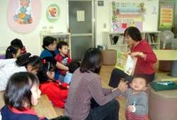 故事志工經常到各地為孩子們說故事。