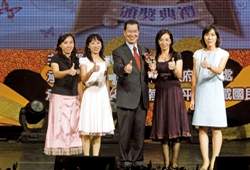 蕭萬長副總統(中)出席教學卓越獎頒獎典禮。