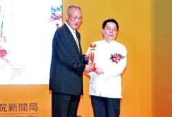吳敦義院長頒獎給圖書類最佳貢獻獎得主隱地。