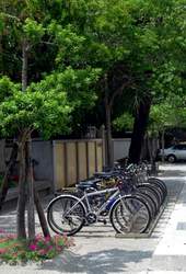 圖書館外都有單車專用停車場。