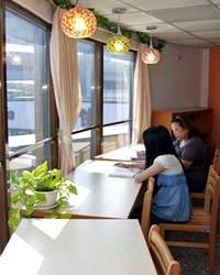將原本擋住窗戶的書架移走，成為臨窗的舒適座位。