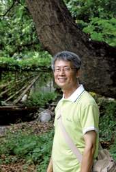 蕭蕭與三合院百年老芒果樹合影。