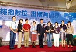新聞局局長江啟臣(中) 與得獎者合影。