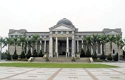 台灣文獻館文物大樓屬於巴洛克式建築，典藏台灣常民生活文物3,000 餘件，內容多樣且生動活潑。