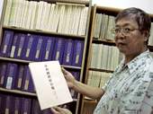 台灣文獻館研究員陳文添，手中拿著一本整理完峻的台灣總督府官報，希望對日治時期歷史有興趣者多來尋寶。
