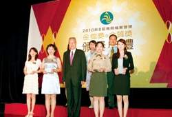 行政院院長吳敦義(前中) 與金檔獎得獎者合影。(耿詩婷攝)