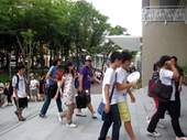 左新分館一大早就湧現進館人潮。