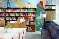 圖書館布置成舒適的閱讀空間。