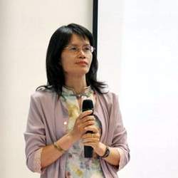 卓翠鑾老師認為透過E化教學可輔助文本的解讀。（卓翠鑾提供）