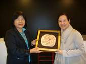 高雄市政府公務人力發展中心主任許彩雲(左)率領校長儲備班成員們參訪台北學學文創,並致贈紀念品。