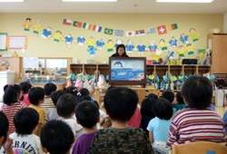 配合道具演出，故事說得更生動。
