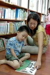 圖書館內享受書香知性之美。