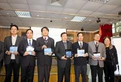 《走讀臺灣》計畫，2010年12月17日於臺南縣後壁鄉樹人國小舉行新書成果發表記者會。